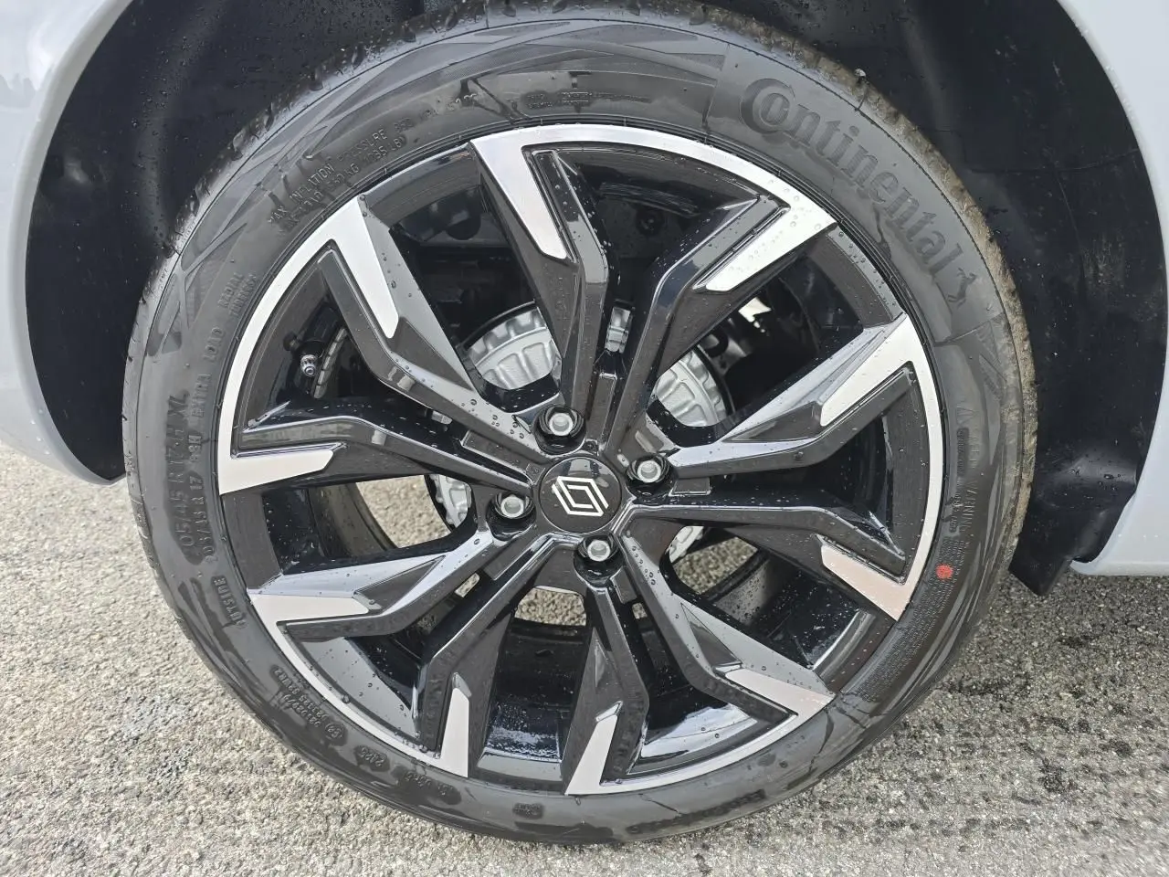 Gros plan sur la jante alliage 17 pouces noir monastella avec inserts chromés de la Renault Clio Gris Rafale Metal.