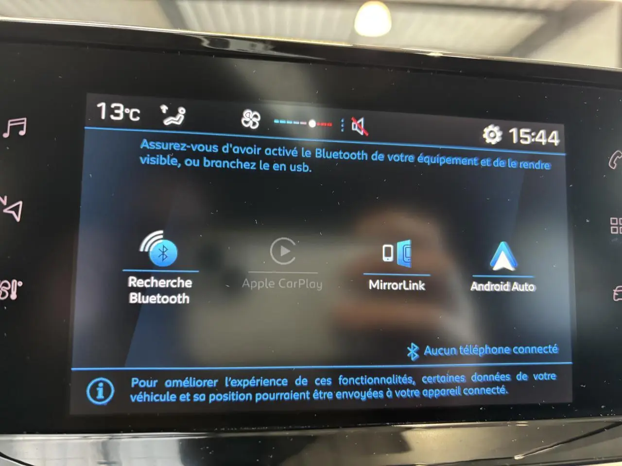 Écran tactile central de la Peugeot 208 blanc, affichant les options Bluetooth, MirrorLink et Android Auto.