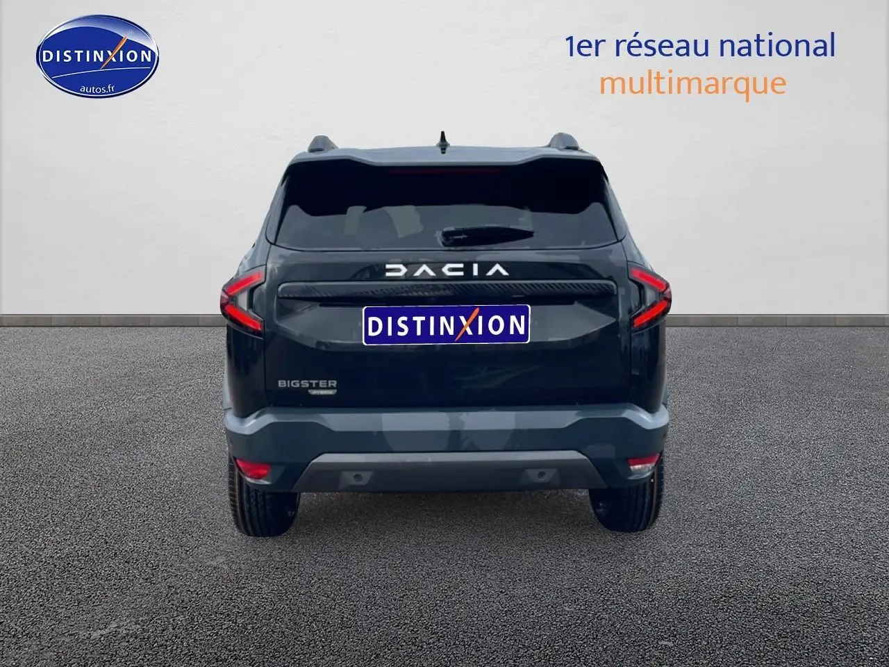 Vue arrière d'un Dacia Bigster noir avec feux LED en forme de C et barres de toit visibles.