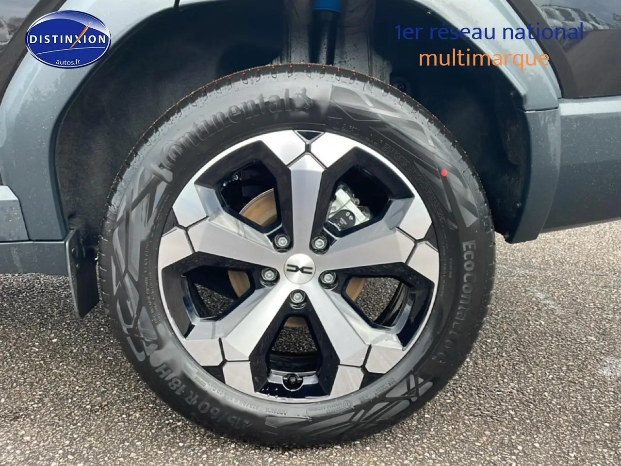 Gros plan sur la jante diamantée 18 pouces noire et argent du Dacia Bigster noir, avec pneu Continental visible.