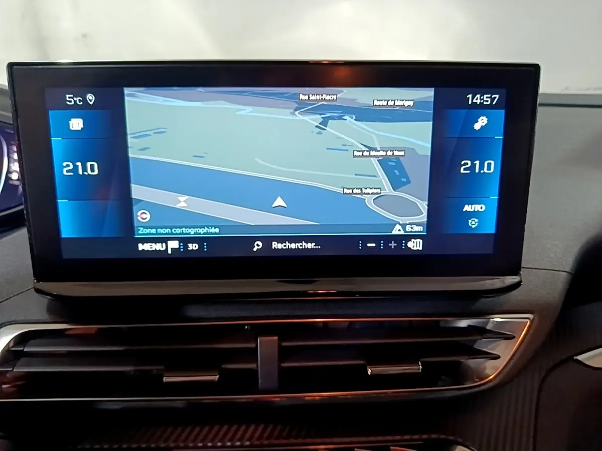 Écran tactile central affichant la navigation 3D sur le tableau de bord du Peugeot 5008 noir, version 2021.