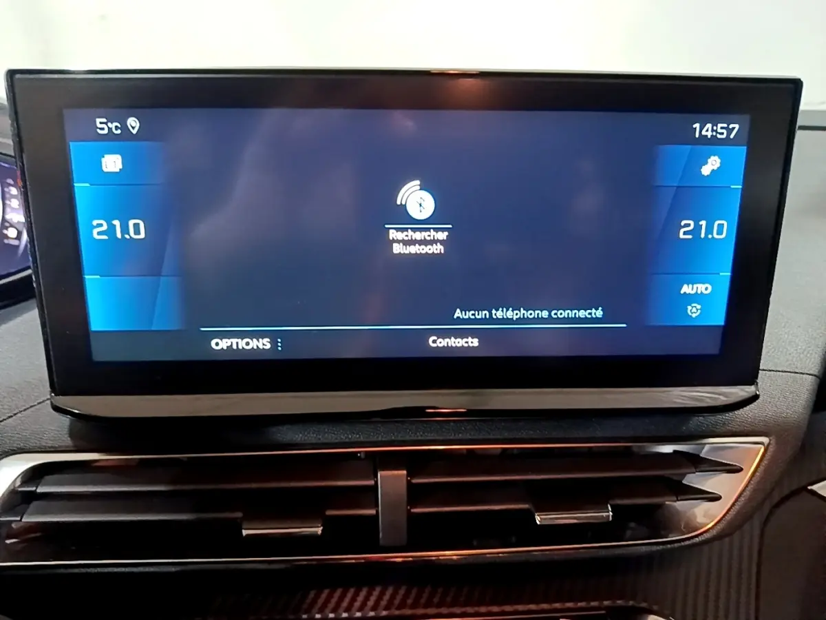 Écran tactile central affichant la recherche Bluetooth dans l’habitacle du Peugeot 5008 noir, vue de face.