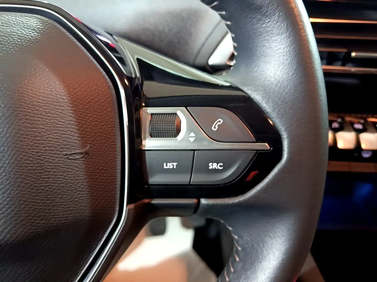 Gros plan sur les commandes gauche du volant cuir noir du Peugeot 5008 PureTech 130 S&S Active Business 2021.