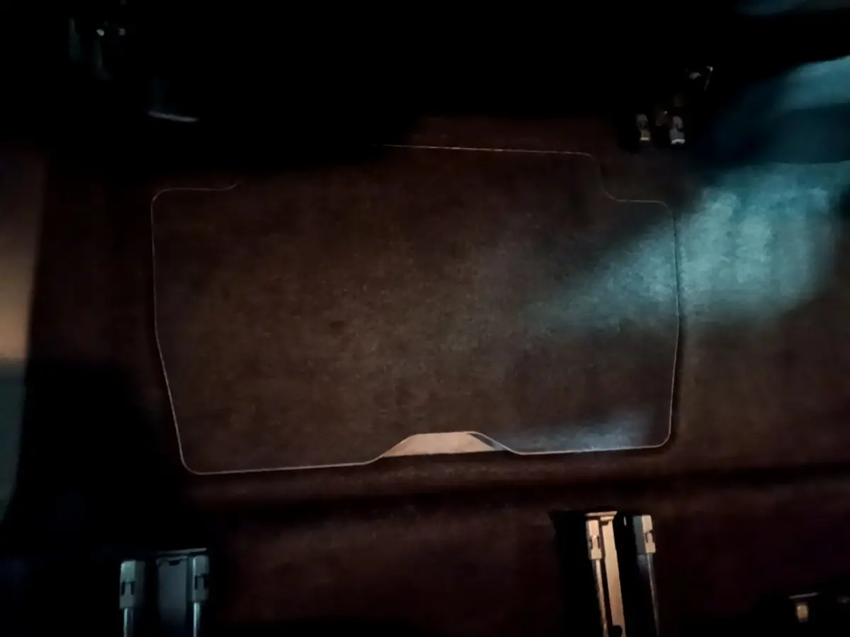 Tapis de sol noir en vue plongeante à l'intérieur d'un Peugeot 5008 PureTech 130 S&S Active Business 2021.