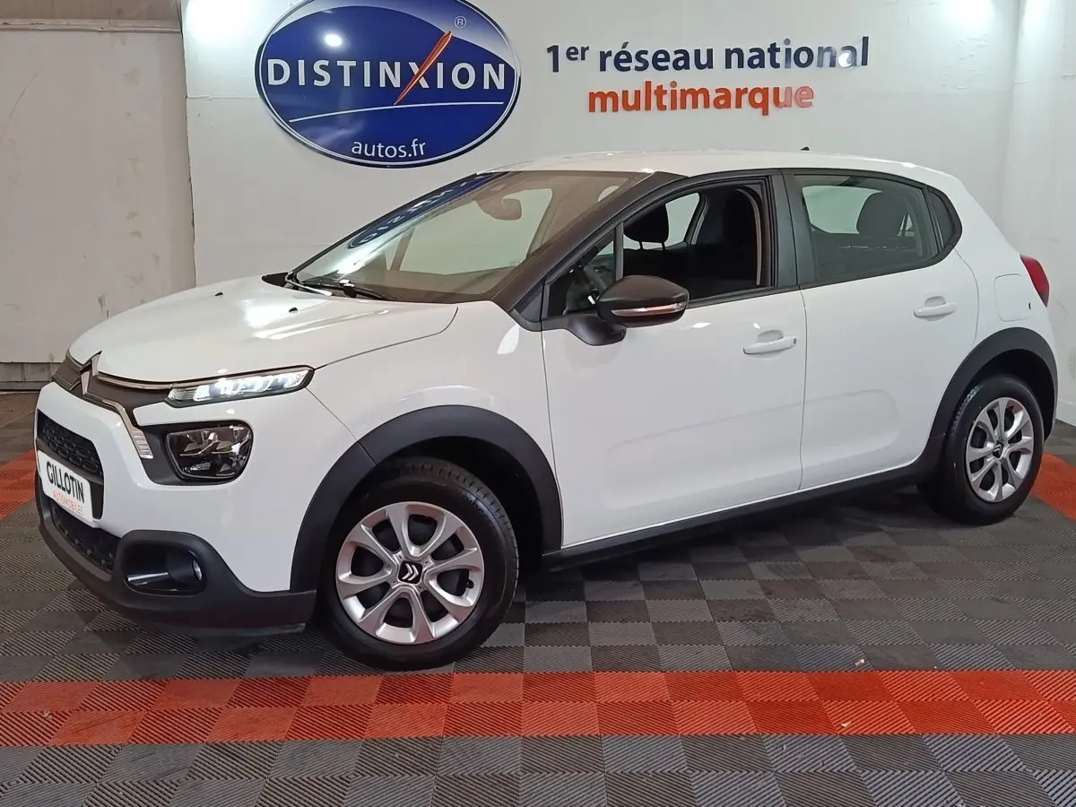 Vue 3/4 avant droite d'une Citroën C3 blanche de 2020, avec jantes alliage et détails noirs contrastants.