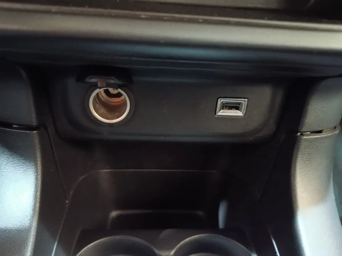 Prise 12V et port USB en gros plan dans l’habitacle noir d’une Citroën C3 blanche, version Feel Business 2020.