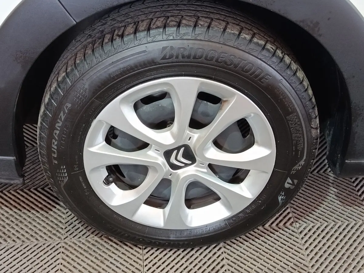 Gros plan sur la roue arrière droite d'une Citroën C3 blanche de 2020, montrant le pneu Bridgestone Turanza.