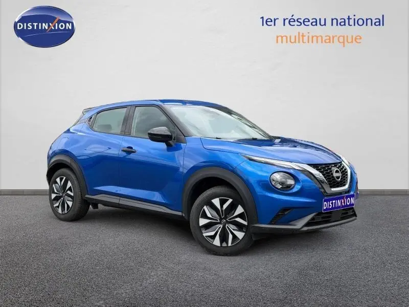 Nissan Juke 2025 bleu magnétique en vue 3/4 avant droit, avec jantes distinctives et calandre chromée.