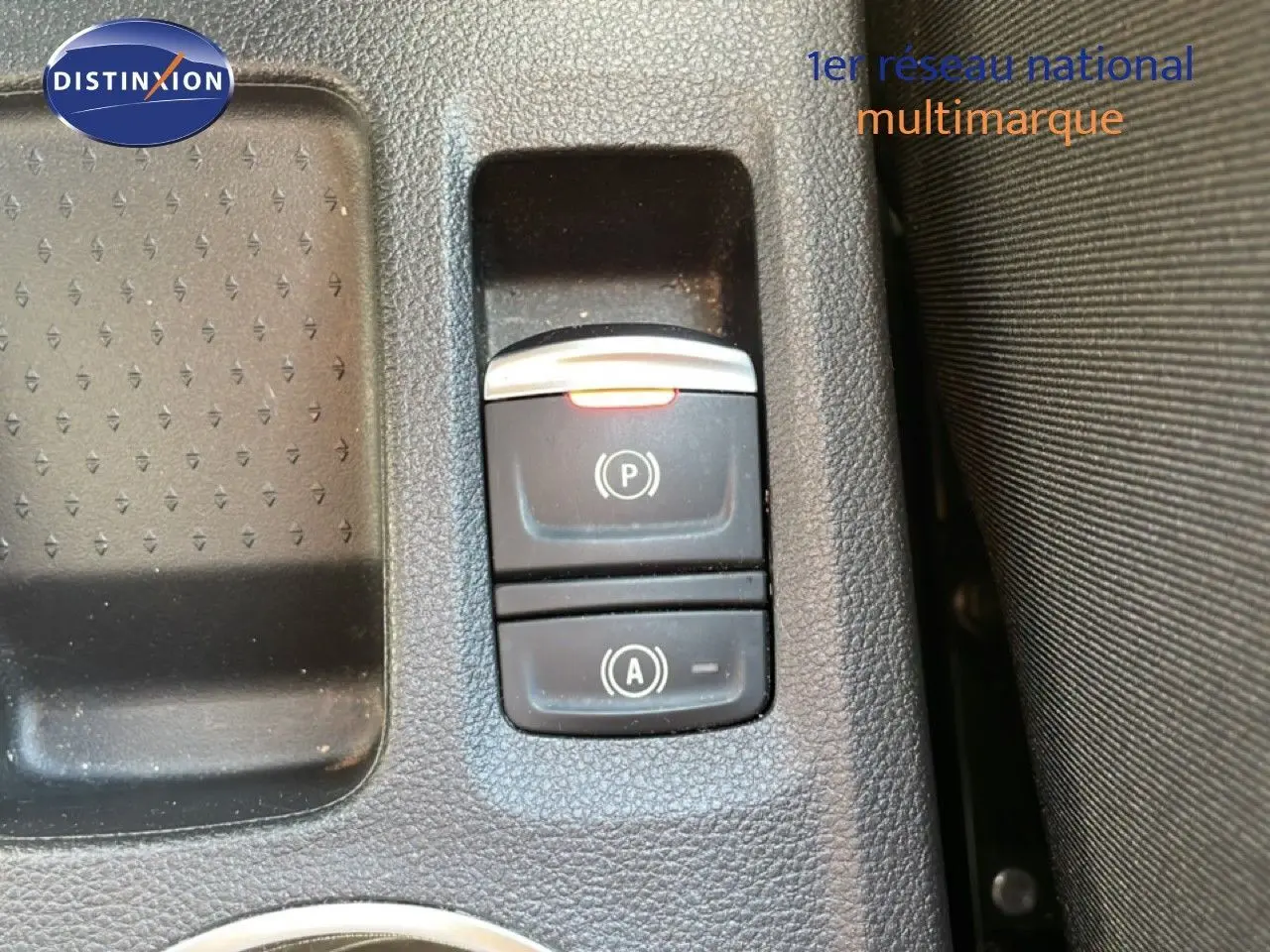 Gros plan sur les commandes de frein de stationnement et d'arrêt automatique dans une Renault Symbioz noire étoile métal, intérieur visible.
