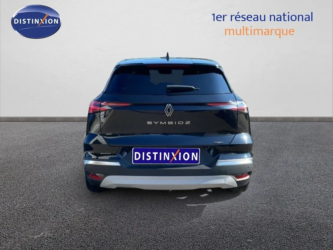 Vue arrière d’un Renault Symbioz noir étoile métal, soulignant ses feux arrière fins et son logo central lumineux.