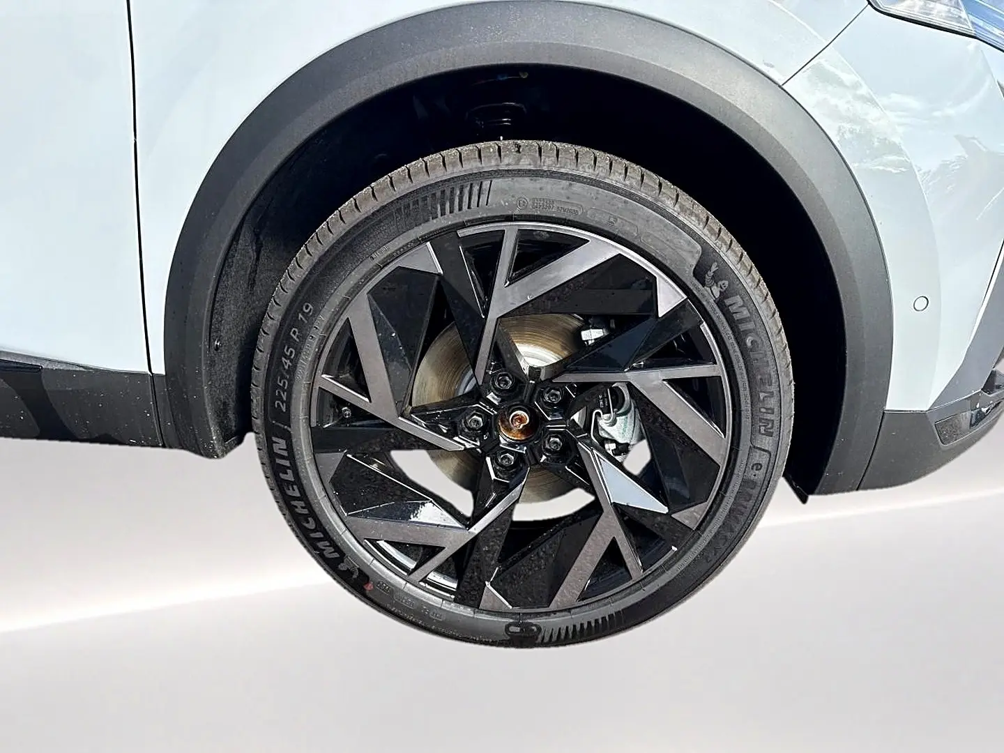 Gros plan sur la roue avant droite de la Renault Symbioz gris rafale avec jante alu noire au design géométrique.