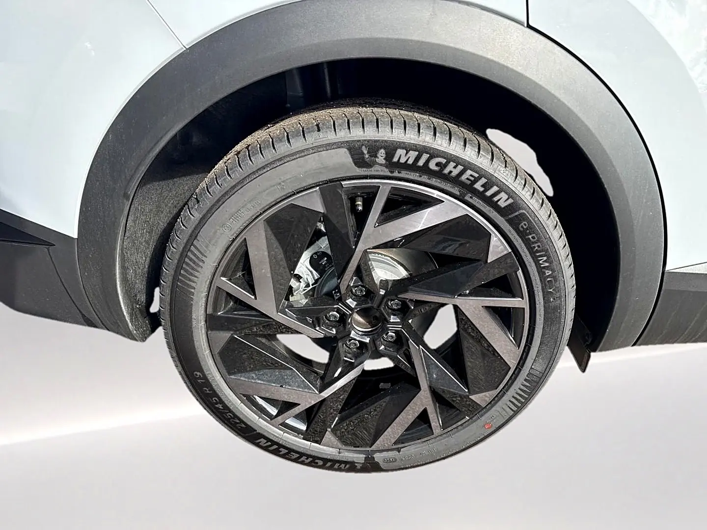 Gros plan sur la roue arrière droite gris rafale du Renault Symbioz 1.8 e-tech full hybrid avec jante alu noire au design géométrique.