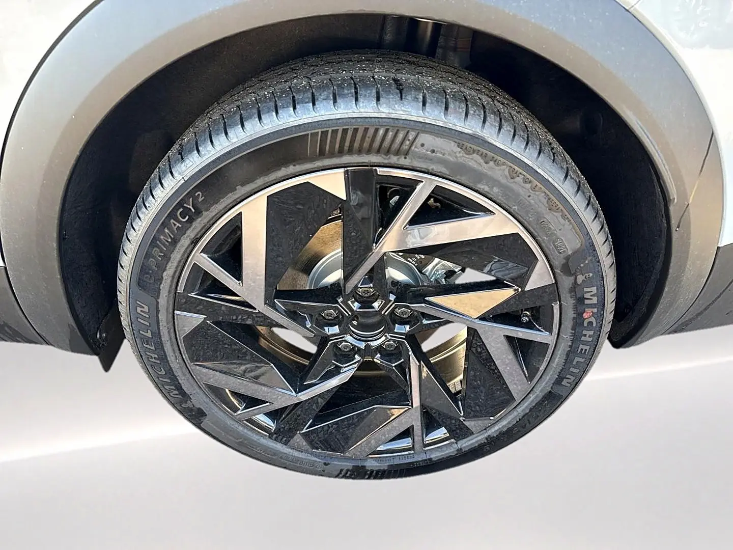 Gros plan sur la jante alu noire et grise du Renault Symbioz gris rafale, mettant en valeur le design géométrique moderne.