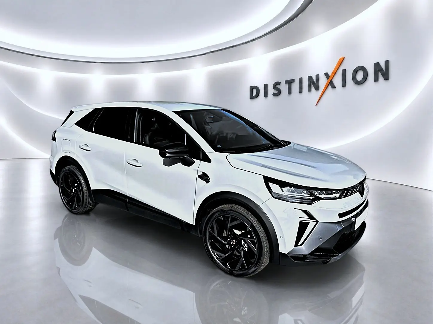 Vue 3/4 avant droit d'un Renault Symbioz gris rafale avec jantes noires et détails noirs contrastants.