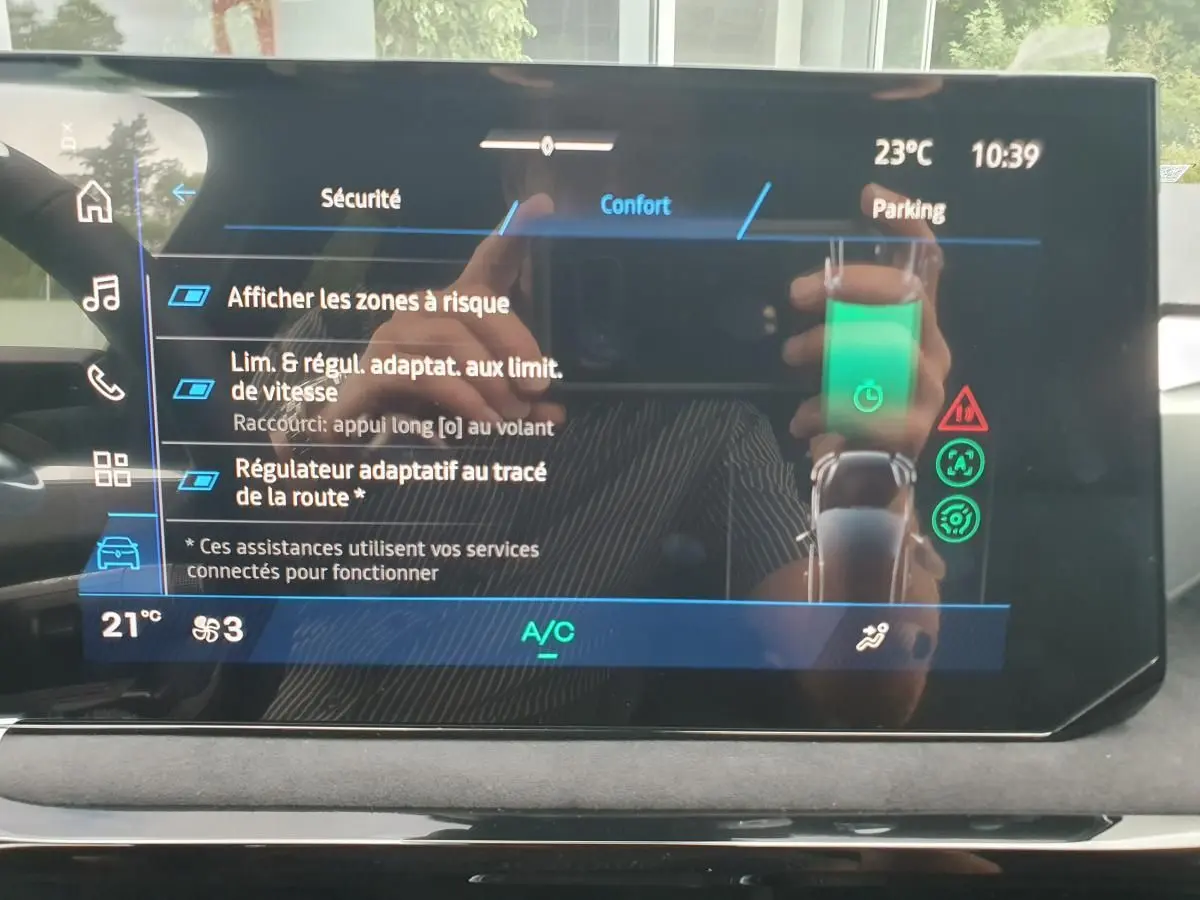 Écran tactile central de la Renault Clio VI gris Rafale montrant les options d’assistance à la conduite.