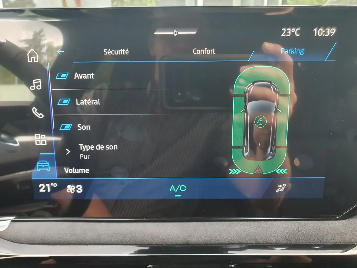 Écran tactile intérieur montrant l'assistance au parking avec vue aérienne du véhicule gris Rafale.