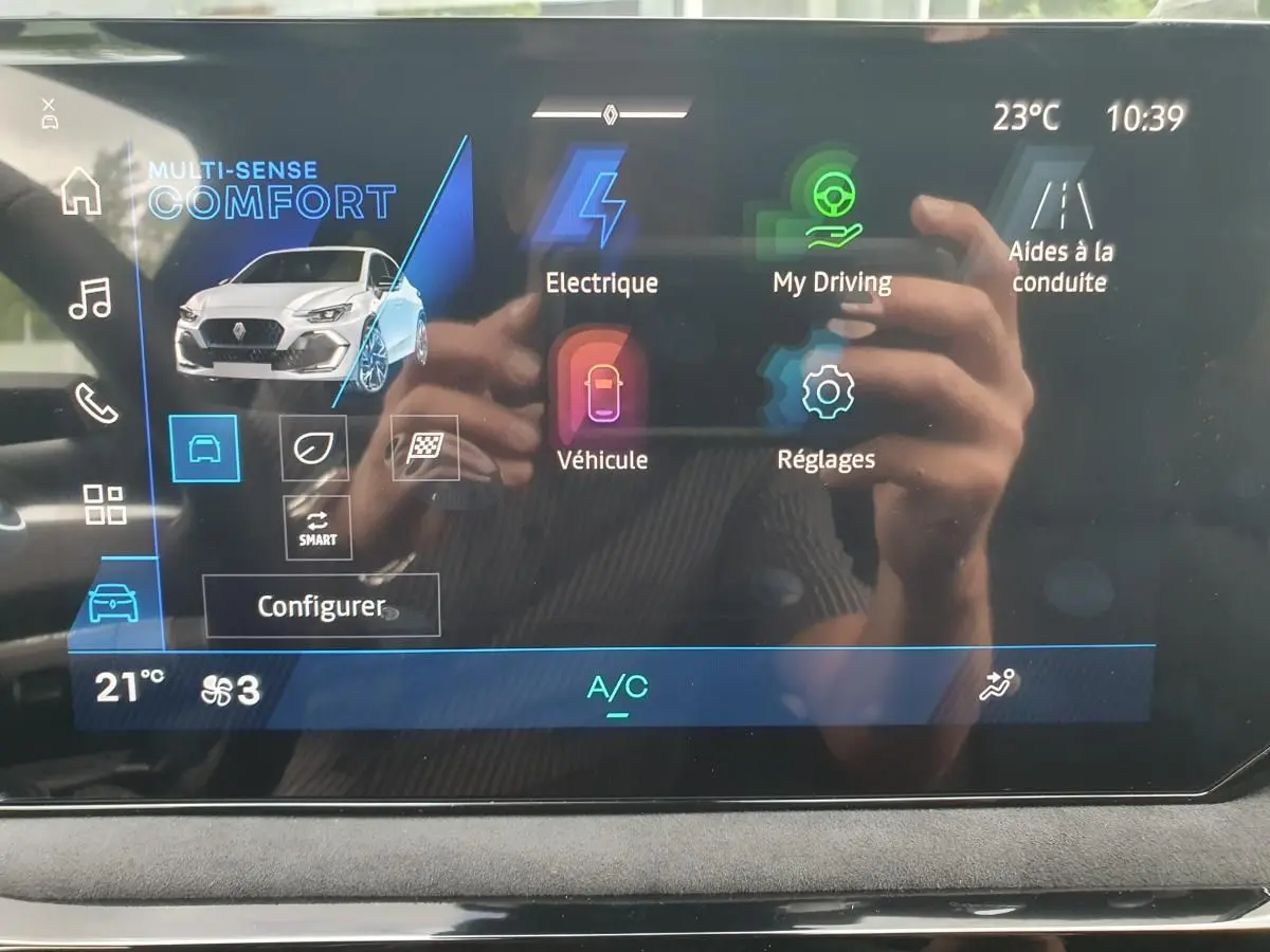 Écran tactile central de la Renault Clio VI gris Rafale affichant le mode Multi-Sense Comfort en intérieur.
