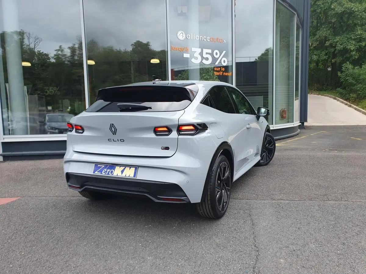 Renault Clio VI gris Rafale vue 3/4 arrière droit, jantes alliage 18” et feux LED signature Alpine.