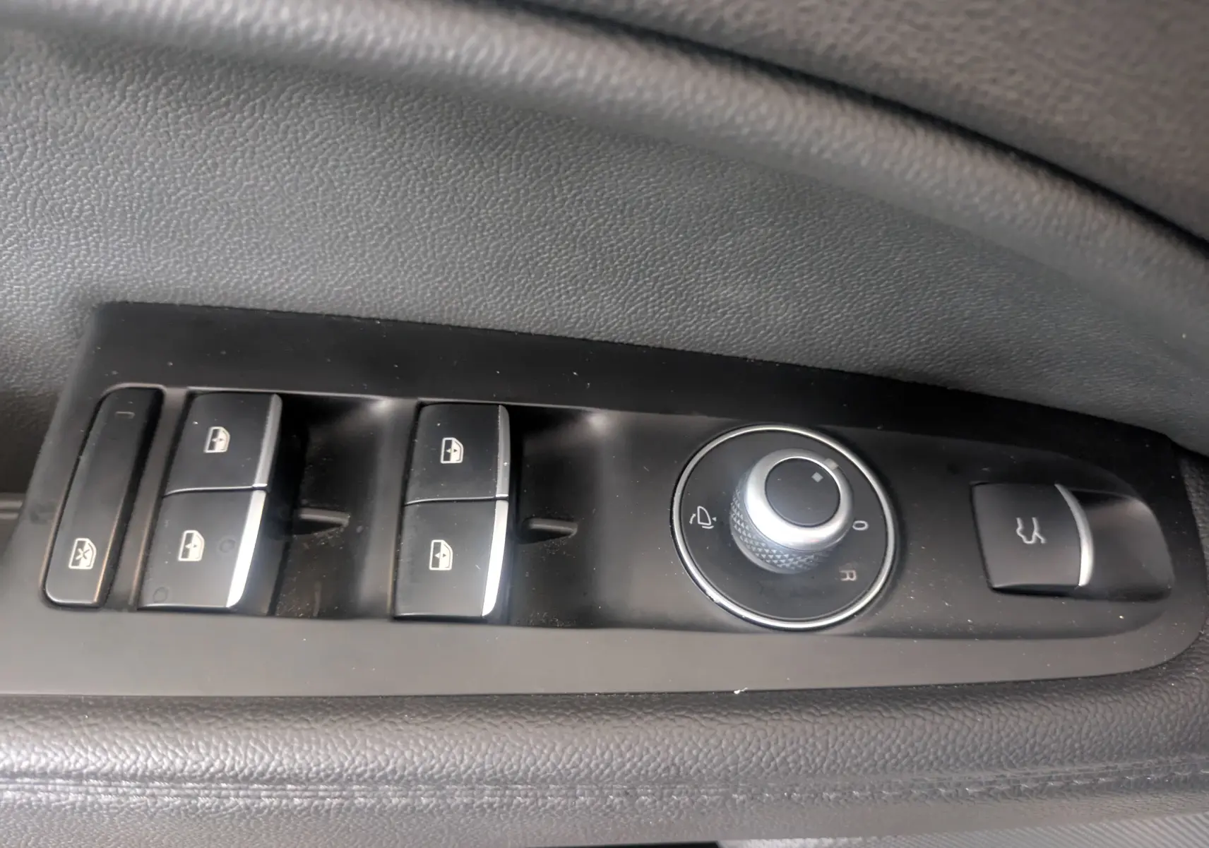 Panneau de commandes des vitres et rétroviseurs côté gauche intérieur d'un Alfa Romeo Stelvio blanc 2023 Sprint.