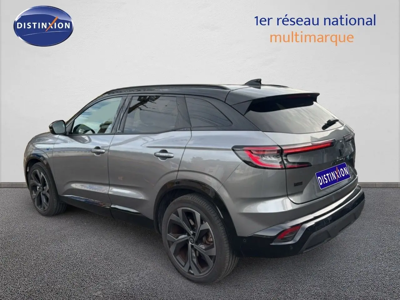 Renault Austral gris schiste avec toit noir, vue 3/4 arrière côté droit, hayon main libre et jantes noires biton.