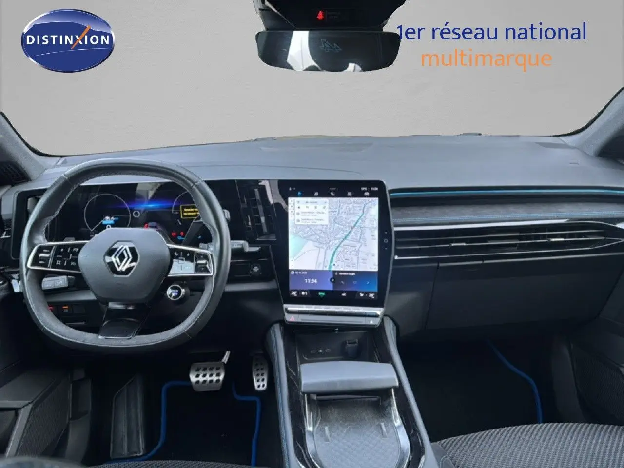 Intérieur du Renault Austral 2024, vue avant du tableau de bord avec écran tactile vertical et volant multifonction.