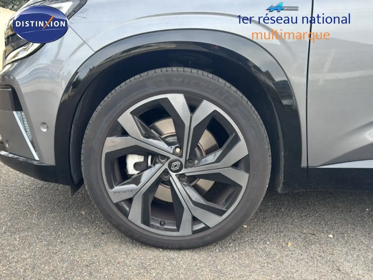 Gros plan sur la roue avant gauche du Renault Austral gris schiste avec jante biton esprit Alpine.