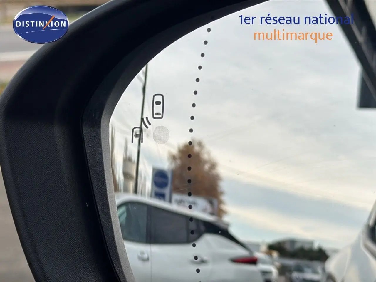 Rétroviseur gauche montrant un Renault Austral gris schiste avec toit noir en arrière-plan flou.