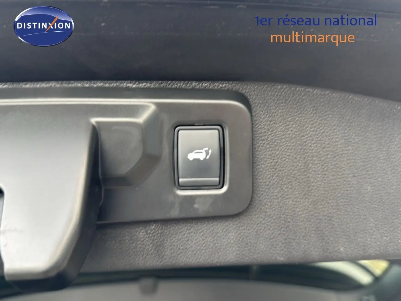 Bouton de hayon main libre sur le panneau intérieur du coffre du Renault Austral gris schiste toit noir 2024.