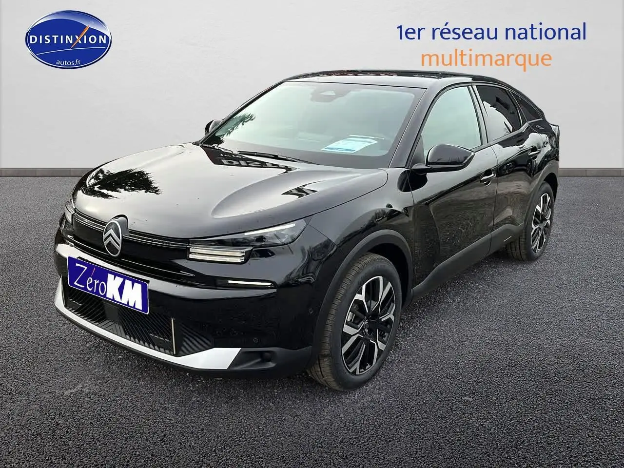 Citroën C4 noir métal vue 3/4 avant droit avec jantes alliage et coques de rétroviseurs noires brillantes.