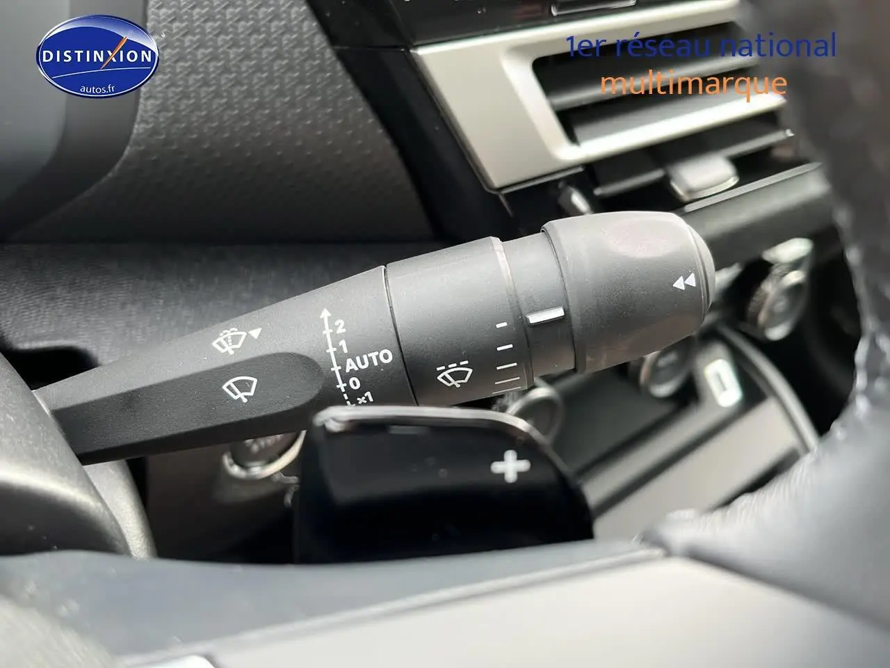 Gros plan sur la commande d’essuie-glace et palette de changement de vitesse dans l’habitacle d’une Citroën C4 noire.