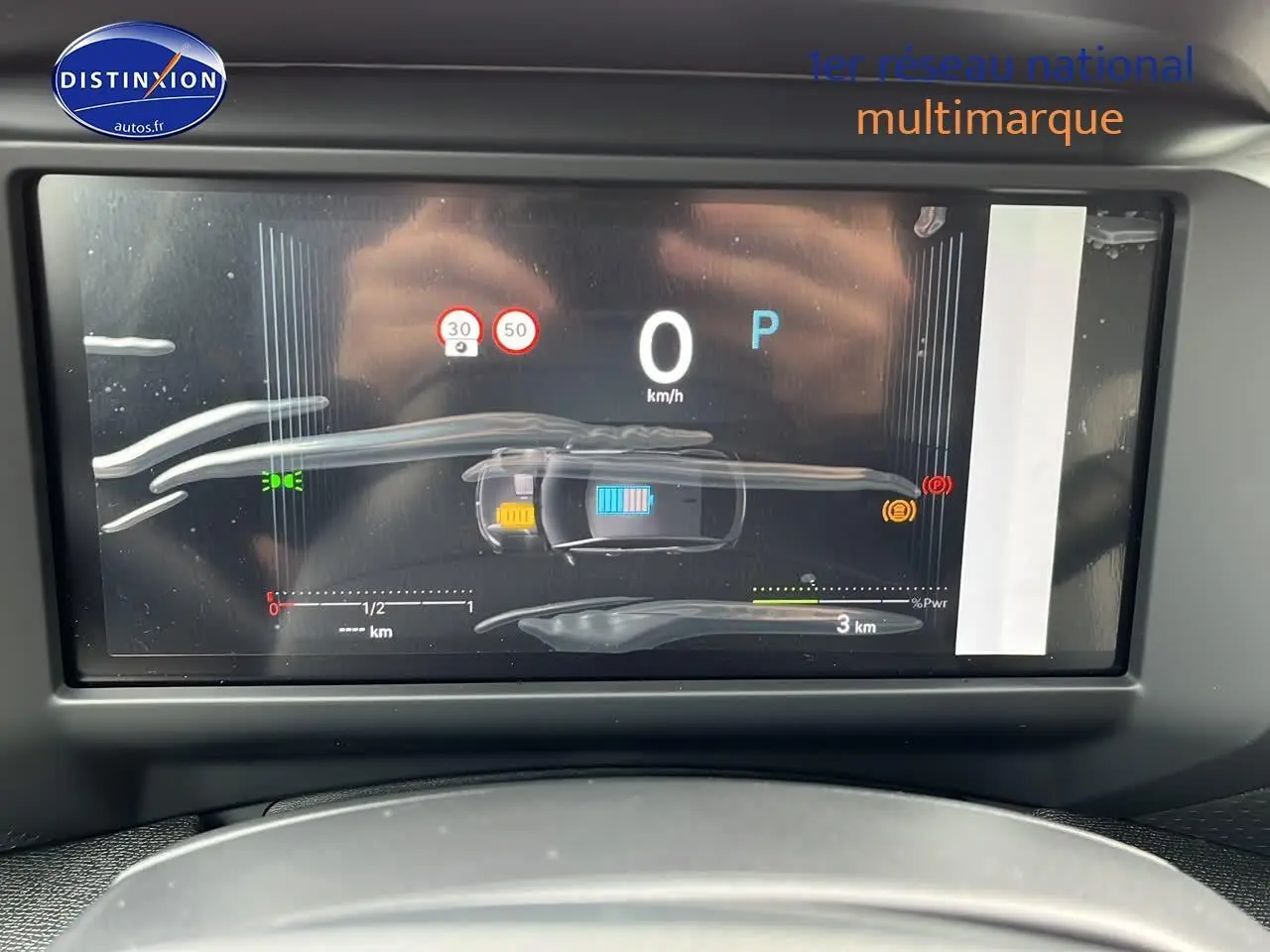 Vue rapprochée du combiné numérique couleur de la Citroën C4 noire, affichant la vitesse et l'état hybride.