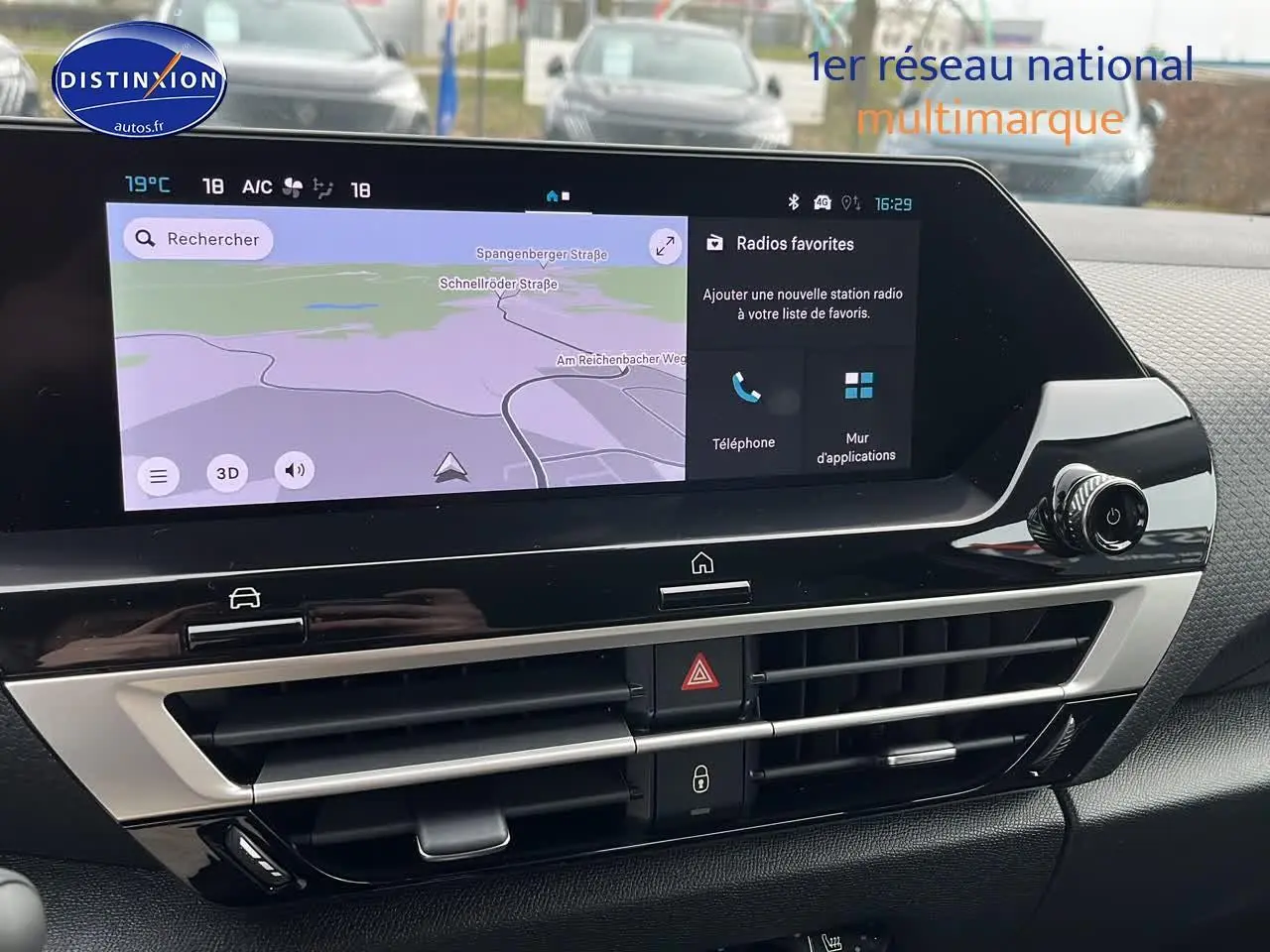 Vue rapprochée de l’écran tactile et de la console centrale noire brillante du tableau de bord du Citroën C4 noir métal 2025.