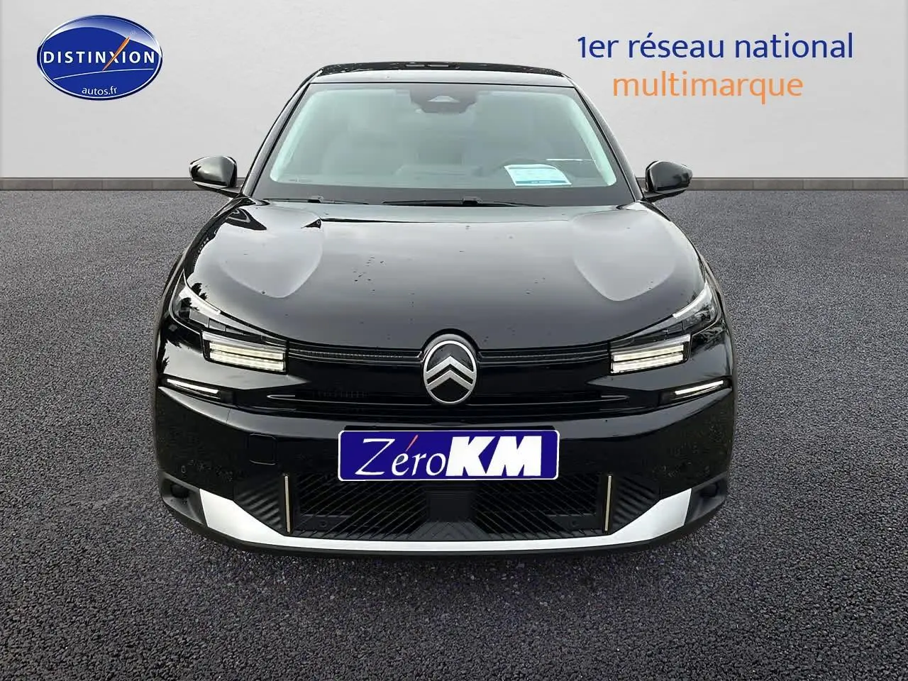 Vue avant d'une Citroën C4 noire métal 2025 avec calandre noire et détails argentés sur le pare-chocs.