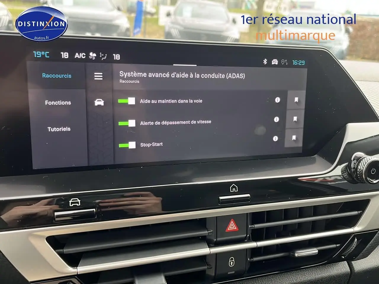 Écran tactile central de la Citroën C4 1.2 hybride 136 noir métal affichant les aides à la conduite avancées.