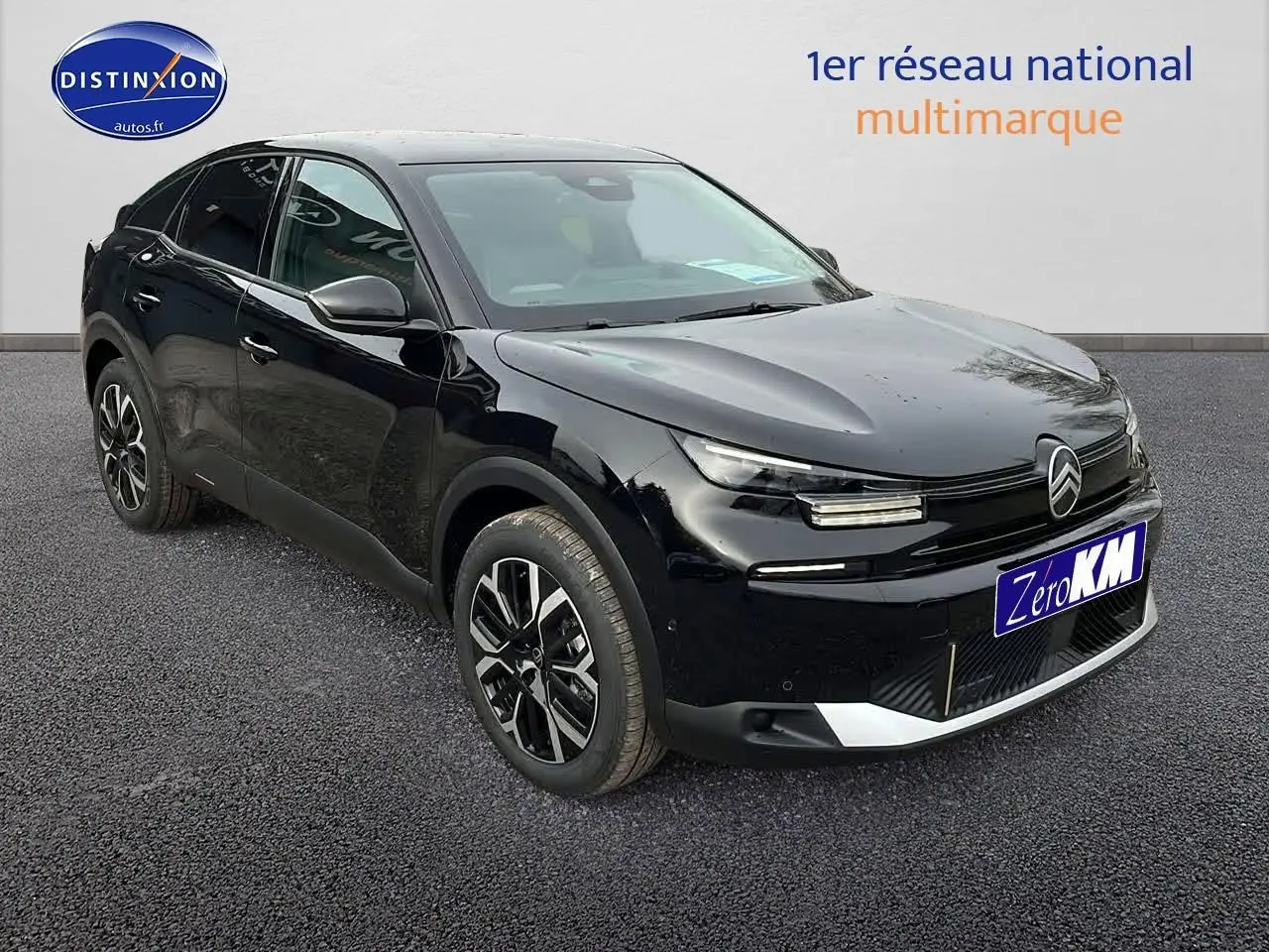 Citroën C4 hybride noir métal en 3/4 avant droit avec jantes alliage et vitres arrière surteintées.