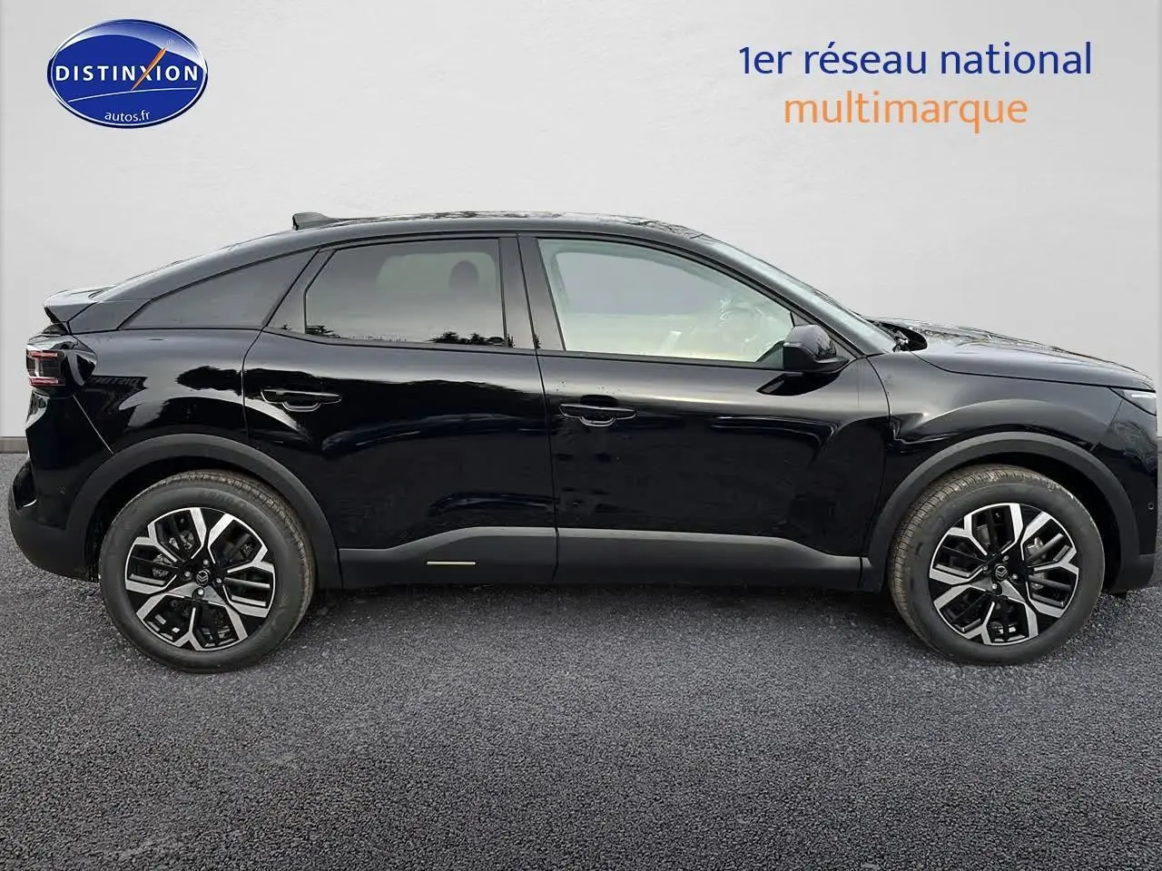 Profil côté gauche d'une Citroën C4 noire métal 2025 avec jantes alliage 18 pouces et vitres surteintées.