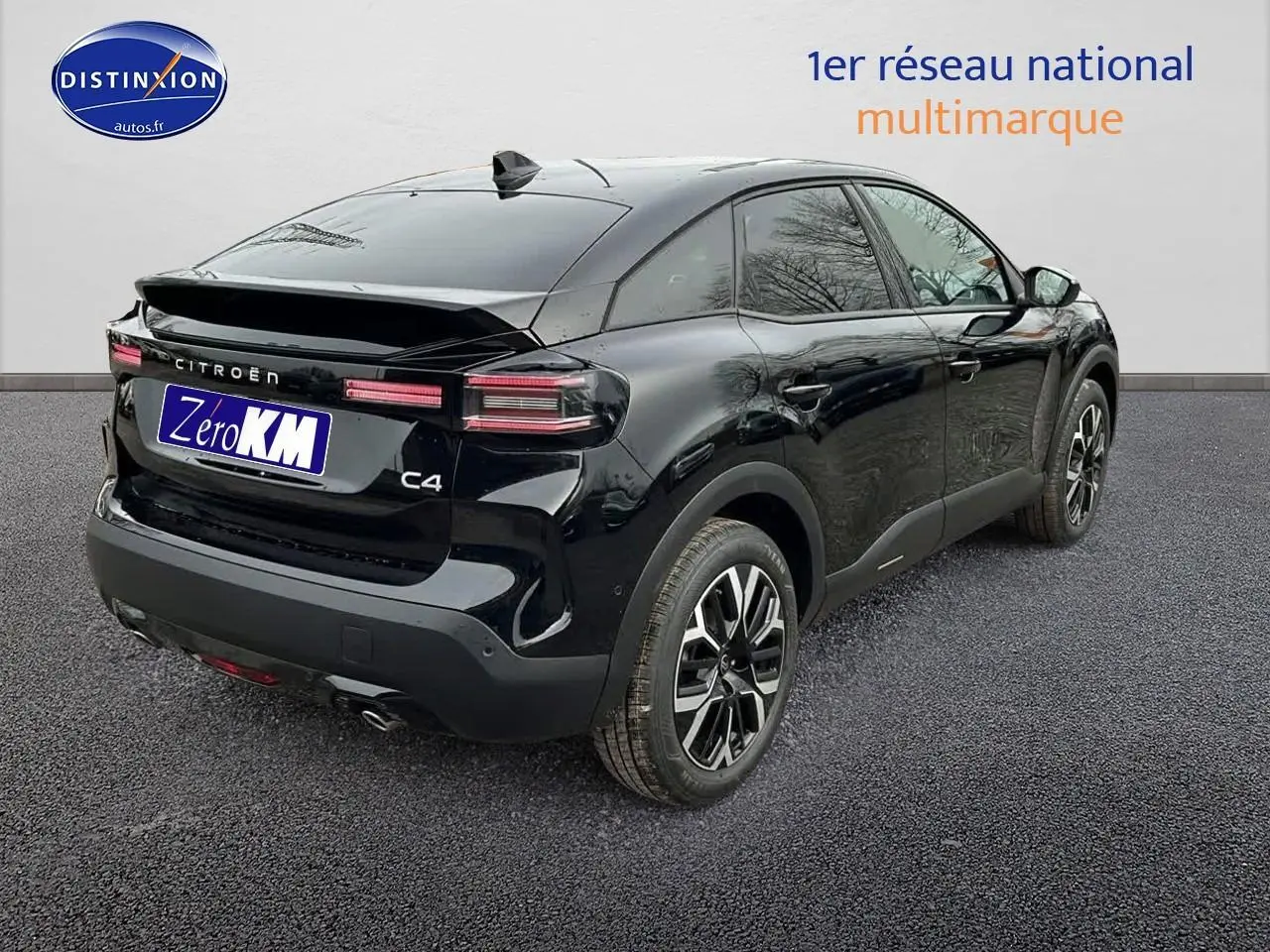 Vue 3/4 arrière droite d'une Citroën C4 noire métal avec jantes alliage et vitres arrière surteintées.