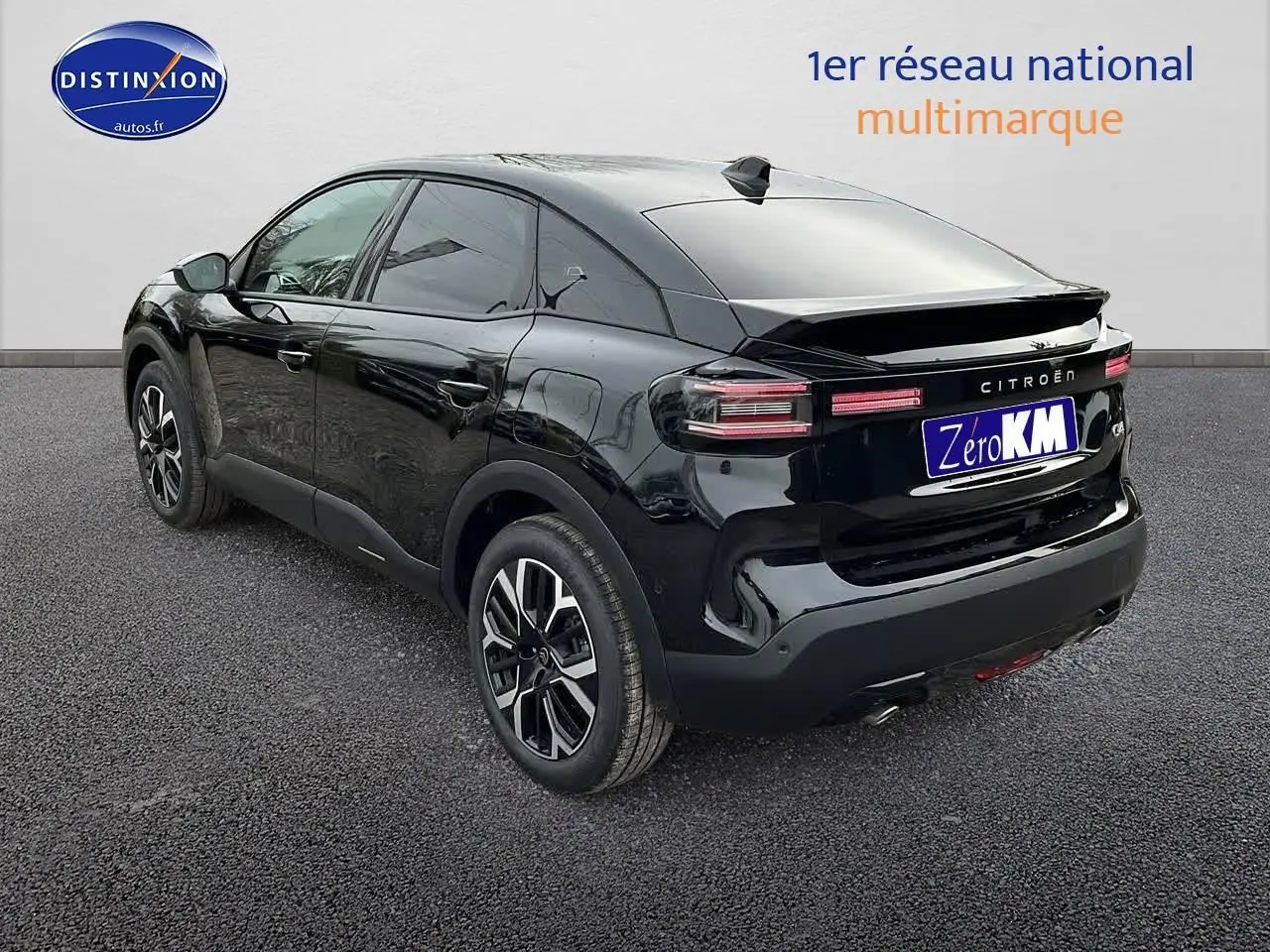 Vue 3/4 arrière droite d'une Citroën C4 noire métal avec jantes alliage 18 pouces et vitres arrière surteintées.