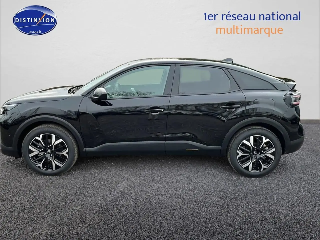 Profil côté gauche d'une Citroën C4 noire métal 2025 avec jantes alliage 18 pouces et rétroviseurs noirs brillants.