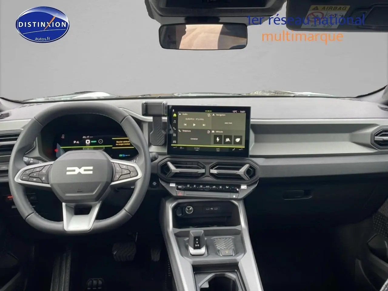 Tableau de bord et volant noir du Dacia Bigster 2025 vus de face, avec écran tactile central et commandes modernes.