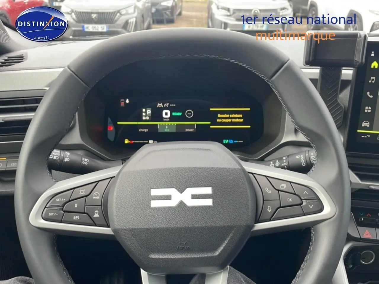 Vue centrée sur le volant cuir noir et le tableau de bord numérique du Dacia Bigster hybride 2025.