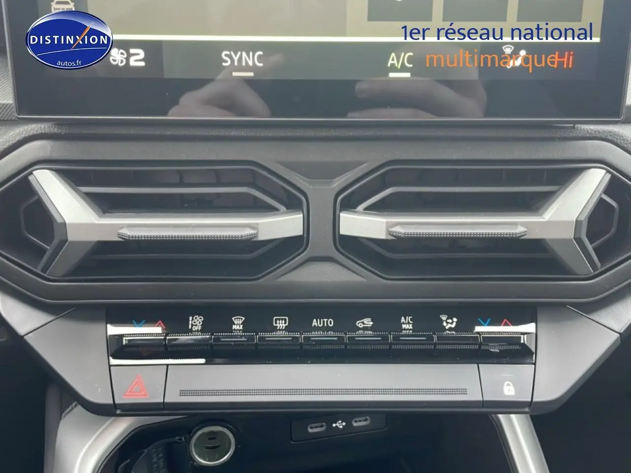 Gros plan sur la console centrale noire du Dacia Bigster 2025, mettant en valeur les aérateurs hexagonaux et commandes climatiques.