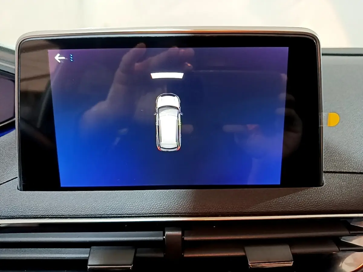 Écran tactile intérieur affichant la vue 3D du véhicule gris clair Peugeot 3008 Puretech 130, vue de dessus.