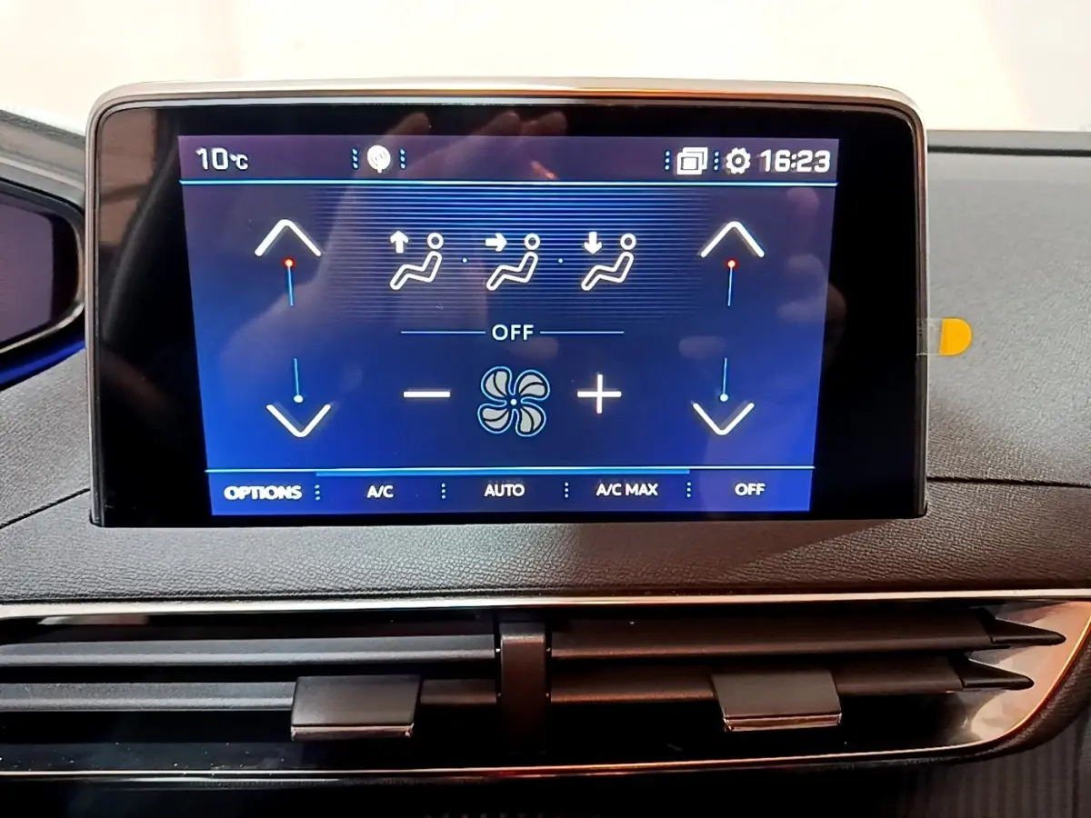 Écran tactile central du tableau de bord du Peugeot 3008 gris clair, affichant les commandes de climatisation.