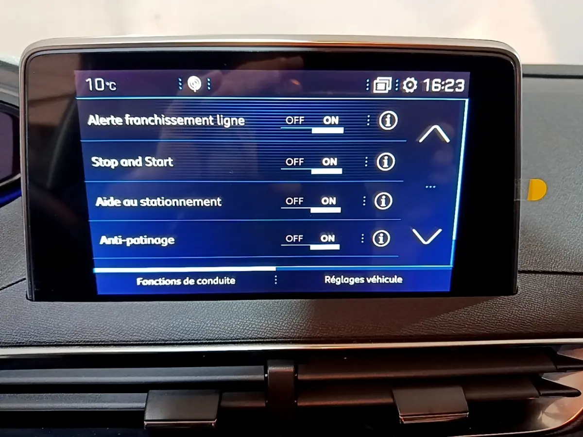 Écran tactile central du tableau de bord du Peugeot 3008 gris clair affichant les réglages d’aide à la conduite.