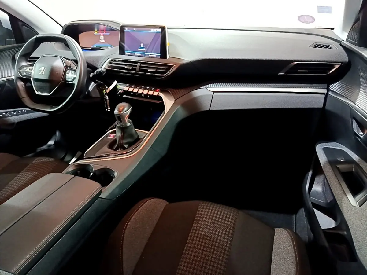 Vue intérieure côté conducteur du Peugeot 3008 2020, tableau de bord moderne avec écran tactile et volant cuir multifonctions.