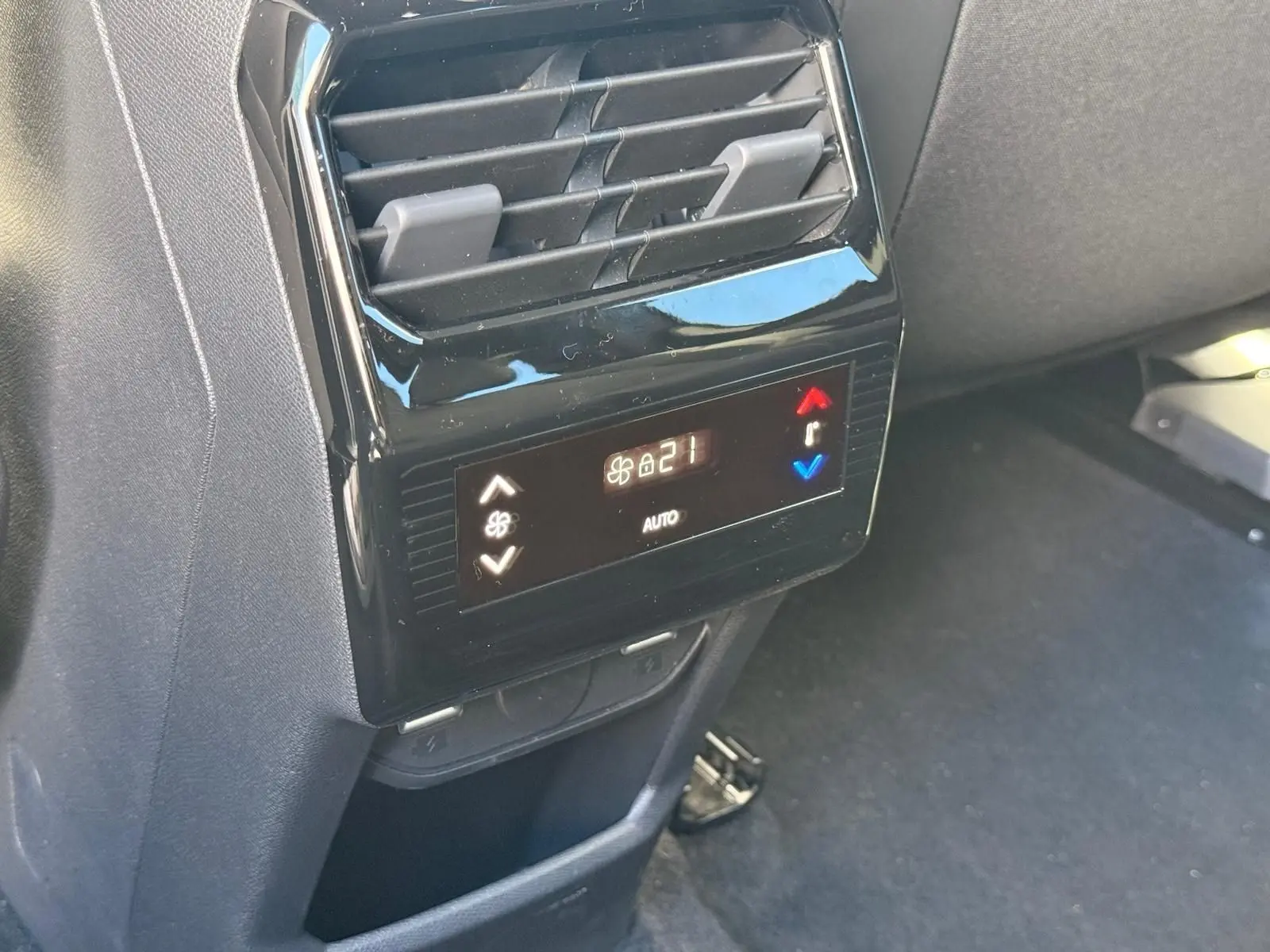 Vue rapprochée de la commande de climatisation arrière noire dans l’habitacle du Peugeot 5008 gris Artense 2025.