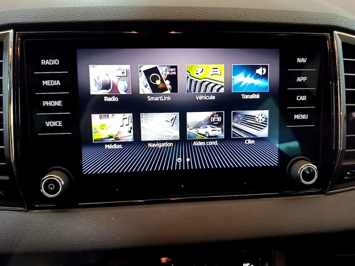 Écran tactile central du tableau de bord du Skoda Karoq 2022 affichant les menus multimédias et navigation.