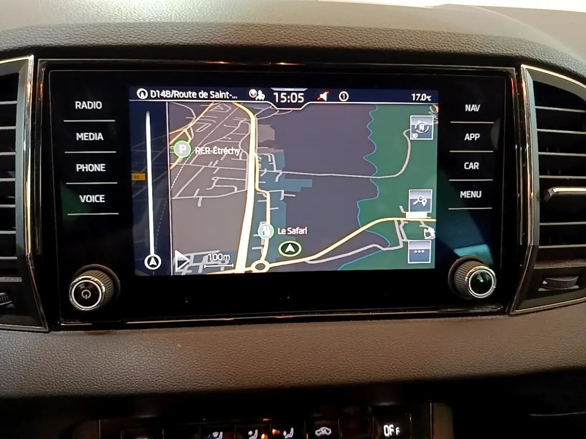 Écran tactile central du système de navigation du Skoda Karoq 1.5 TSI Business, affichage carte couleur.