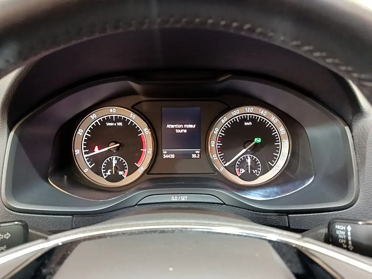 Vue rapprochée du tableau de bord numérique du Skoda Karoq 2022, affichant compte-tours et vitesse.